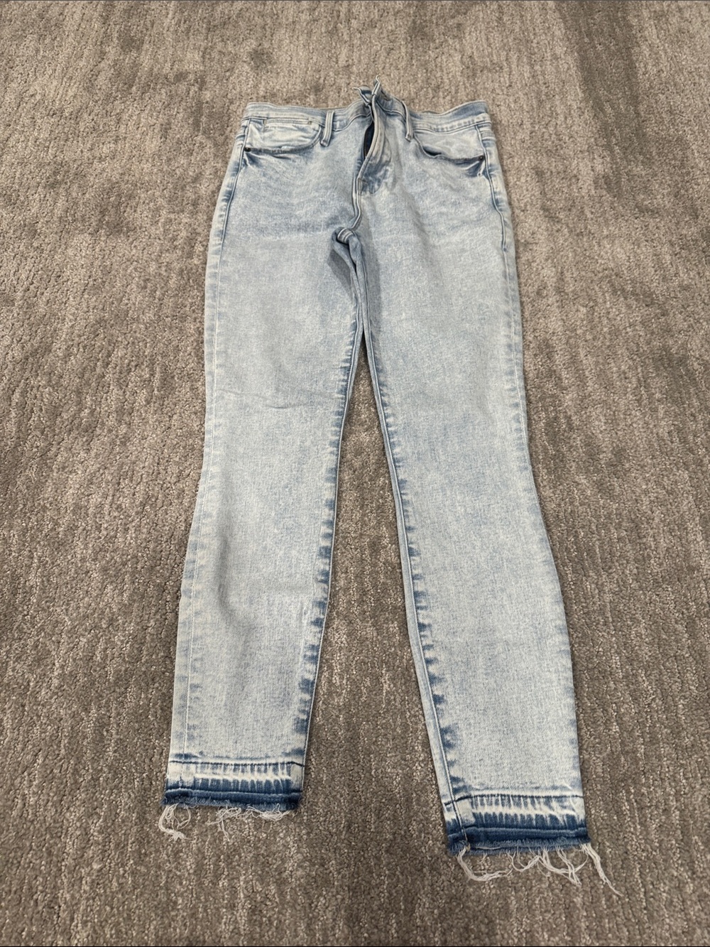 Frame Denim Light Wash Skinny Jeans with Frayed Ankles